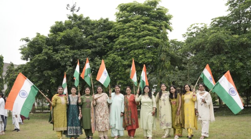 स्पर्श हिमालय विश्वविद्यालय में हर्षोल्लास के साथ मनाया गया स्वतंत्रता दिवस समारोह