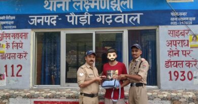खोया पर्स मिला तो खिला चेहरा—पुलिस टीम ने लौटाई यात्री की मेहनत की कमाई और जरूरी दस्तावेज