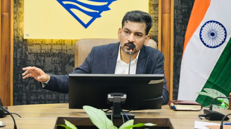 सीएम हेल्पलाइन की लंबित शिकायतों का प्राथमिकता से करें निस्तारणः जिलाधिकारी