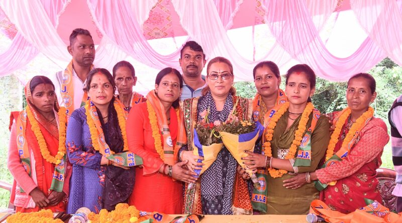सोमेश्वर में कैबिनेट मंत्री रेखा आर्या ने की विकास योजनाओं की घोषणा