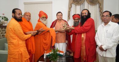मुख्यमंत्री पुष्कर सिंह धामी से साधु-संतों के प्रतिनिधिमंडल ने की भेंट