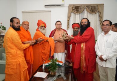 मुख्यमंत्री पुष्कर सिंह धामी से साधु-संतों के प्रतिनिधिमंडल ने की भेंट