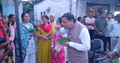 मुख्यमंत्री धामी ने ‘लोकल फॉर वोकल’ को दिया प्रोत्साह, लिया टिक्की का स्वाद