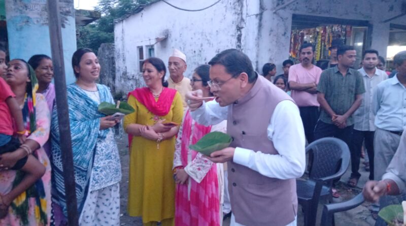 मुख्यमंत्री धामी ने ‘लोकल फॉर वोकल’ को दिया प्रोत्साह, लिया टिक्की का स्वाद