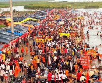 नाथ नगरी बरेली में सावन के तीसरे सोमवार कांवड़ियों पर हेलीकॉप्टर से हुई पुष्प वर्षा
