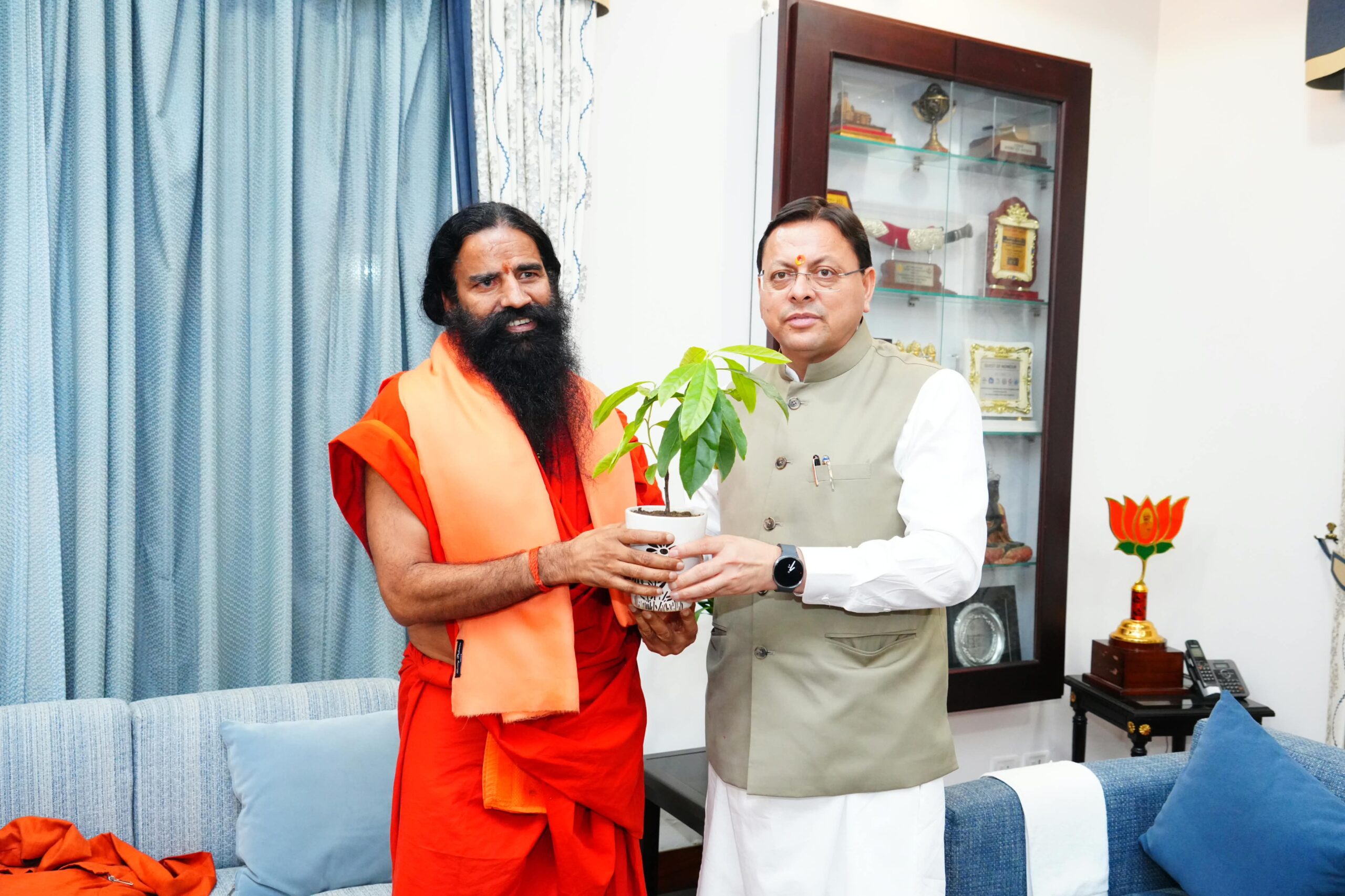 मुख्यमंत्री पुष्कर सिंह धामी से मुख्यमंत्री आवास में बाबा रामदेव ने की भेंट