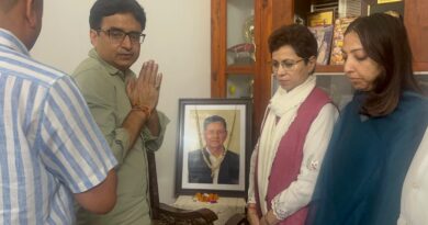 दिवंगत कांग्रेस नेता हीरा सिंह बिष्ट के घर पहुँची प्रदेश प्रभारी कुमारी शैलजा, परिजनों से मिलकर दी सांत्वना 