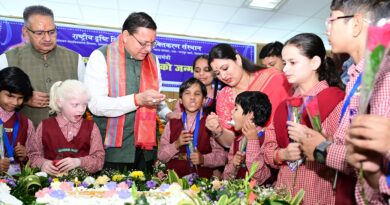 दिव्यांग बच्चों के बीच अपना जन्म दिवस मनाने पहुंचे मुख्यमंत्री  पुष्कर सिंह धामी