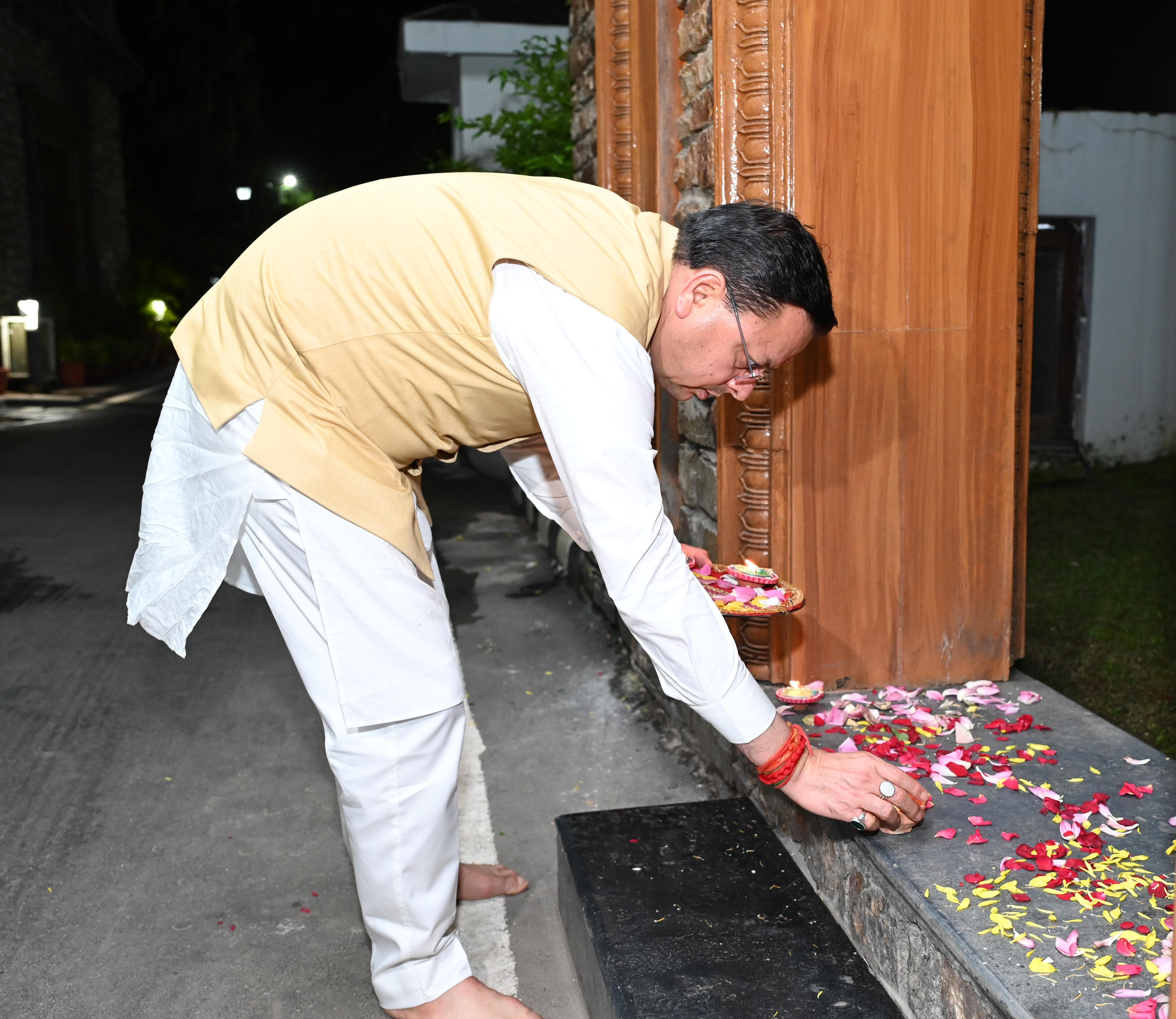 प्रधानमंत्री नरेंद्र मोदी के जन्मदिवस पर मुख्यमंत्री धामी ने जलाया ‘आशीर्वाद का दीया’