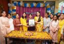 गीता पुष्कर धामी ने बच्चों के साथ जलाया आशीर्वाद का दिया