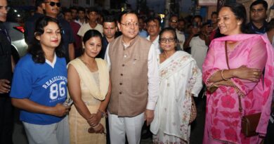 मुख्यमंत्री धामी को देखने उमड़े लोग, सीएम धामी ने प्रोटोकॉल से इतर आमजन के बीच पहुंचकर साझा की आत्मीयता