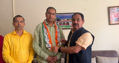 पूर्व भाजपा नेता धीरज चंद्रा ने साथियों सहित थामा कांग्रेस का दामन, डॉ. हरक सिंह रावत ने किया स्वागत