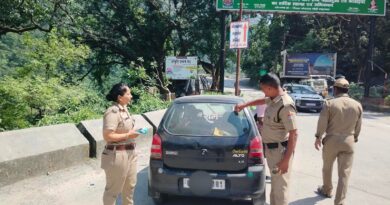 निजी वाहनों पर लगी अनधिकृत पदनाम पट्टिकाओं के विरूद्ध पुलिस का विशेष चेकिंग अभियान
