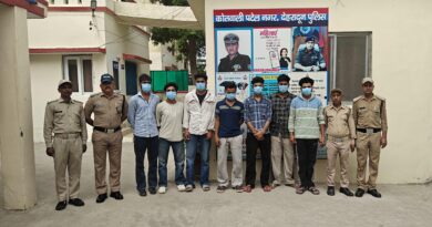 सार्वजनिक स्थान पर हुड़दंग करने वालो को देहरादून पुलिस ने पढ़ाया कानून का पाठ
