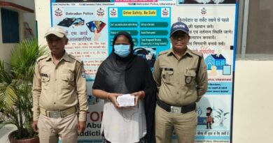 अवैध शराब की तस्करी में लिप्त 01 महिला तस्कर को दून पुलिस ने किया गिरफ्तार