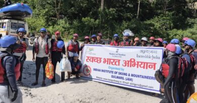 रिवर राफ्टिंग कोर्स के प्रतिभागियों ने गंगा तट पर चलाया स्वच्छता अभियान