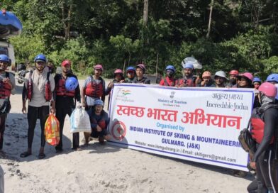 रिवर राफ्टिंग कोर्स के प्रतिभागियों ने गंगा तट पर चलाया स्वच्छता अभियान