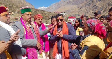 श्री बदरीनाथ केदारनाथ मंदिर समिति अस्थायी कर्मचारियों का धरना समाप्त