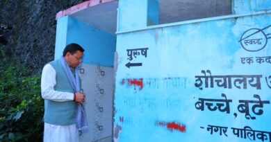 मुख्यमंत्री पुष्कर सिंह धामी ने देवप्रयाग के निकट सुलभ शौचालय का किया औचक निरीक्षण