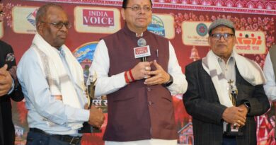 मुख्यमंत्री धामी ने अपने शिक्षकों के चरण स्पर्श कर लिया आशीर्वाद
